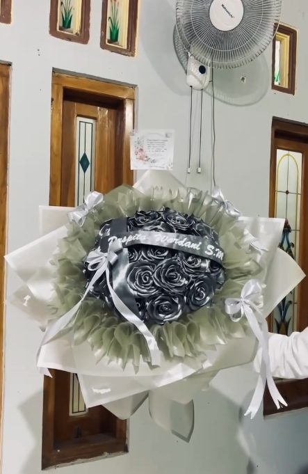 Buket mawar satin hitam silver dengan pita nama