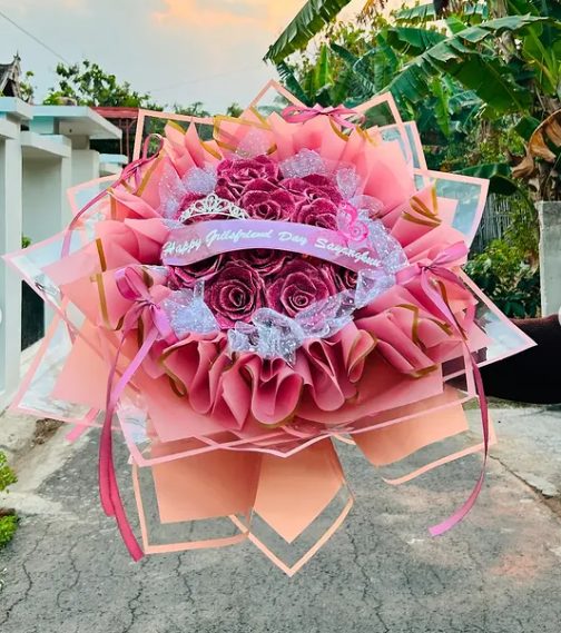 Buket mawar satin pink magenta dengan pita Girlfriend Day