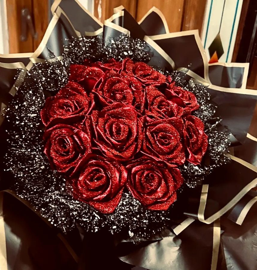Buket mawar satin merah glitter dengan wrapping hitam